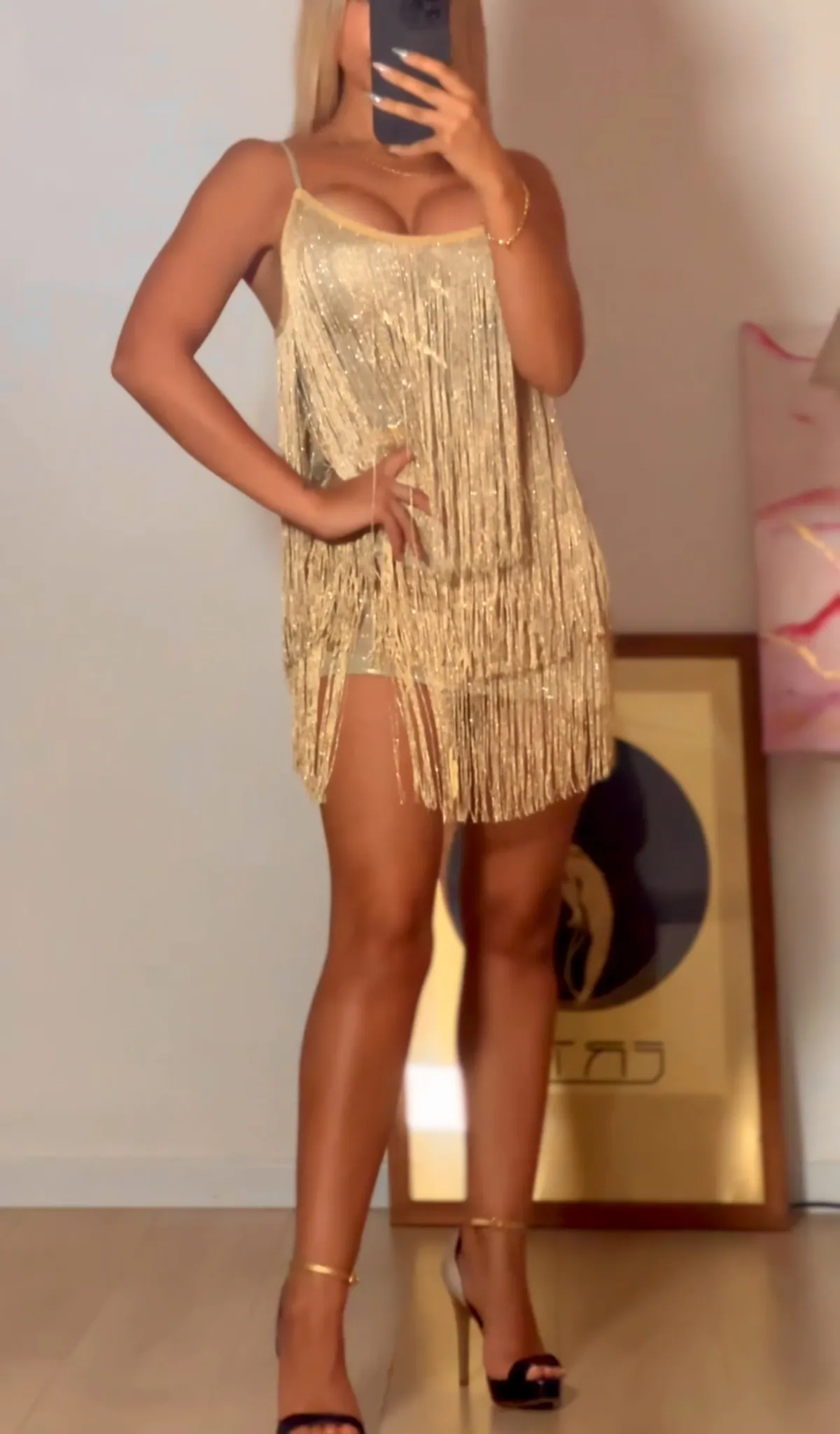 Vestido de flecos brillante dorado, fotografía 1