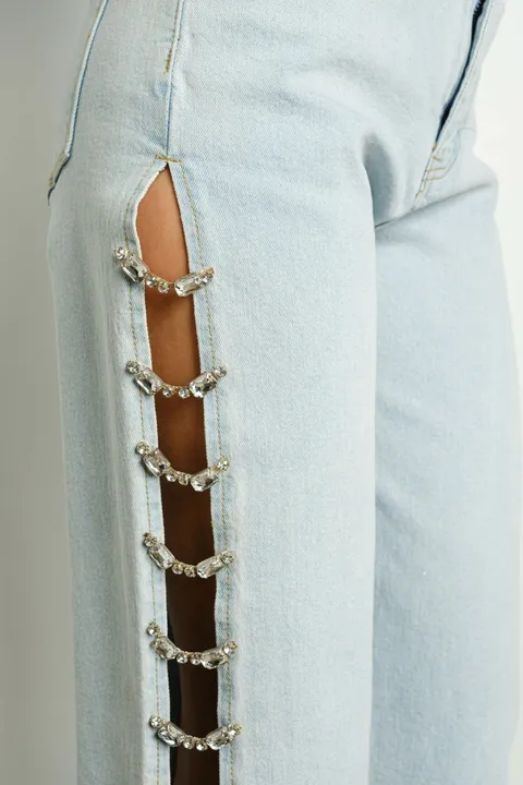 Pantalon jean con apliques de gemas
